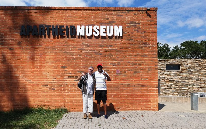 aaw.jpg - Am Museum mit Gordon, unser Guide