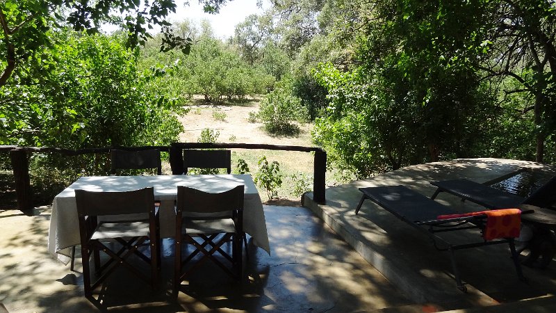 alv.jpg - Blick auf's Wasserloch, rechts ein "Plunge-pool" (wichtig!)