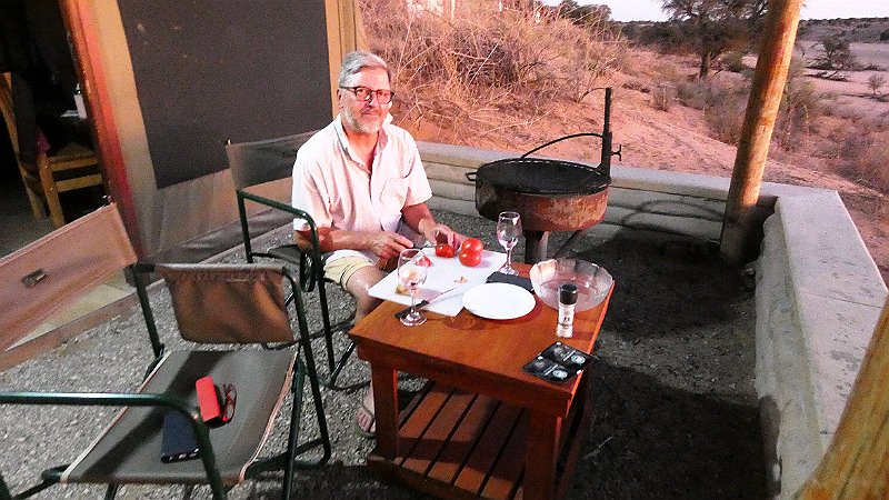 alx.jpg - Weihnachtsessen: Tomaten- Thunfischsalat, eine Flasche Rotwein