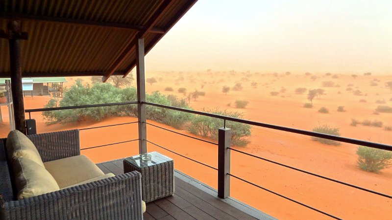 amc.jpg - Sandsturm in Bagatelle - Namibia - Blick vom Chalet