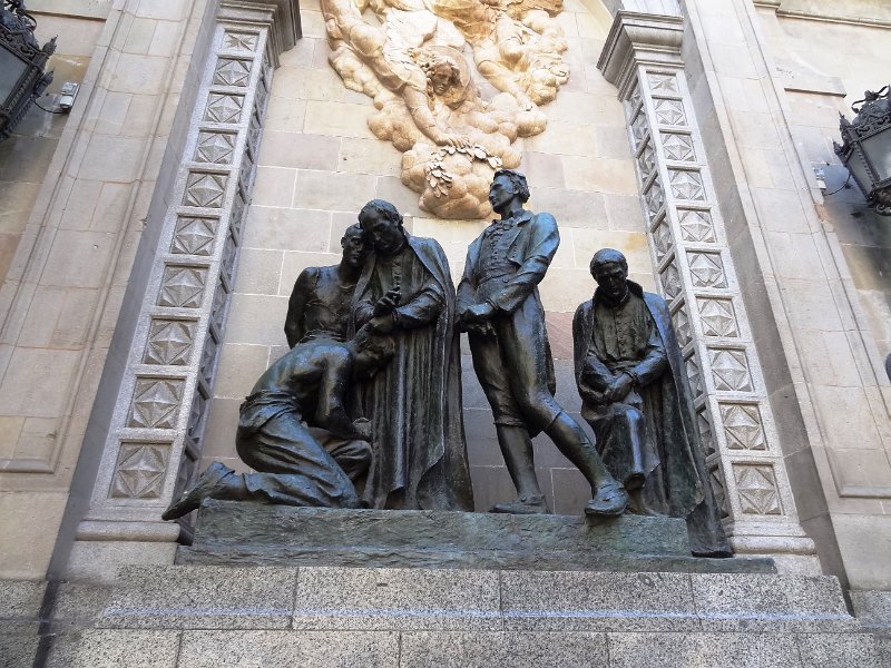 DSC00354.JPG - Denkmal f�r f�nf aufrechte B�rger