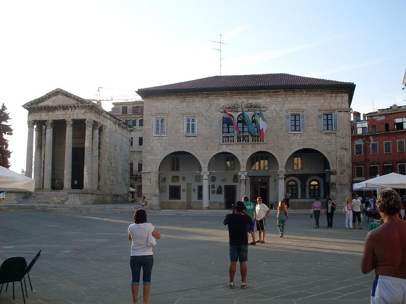 SDC11286.JPG - Rathaus von Pula