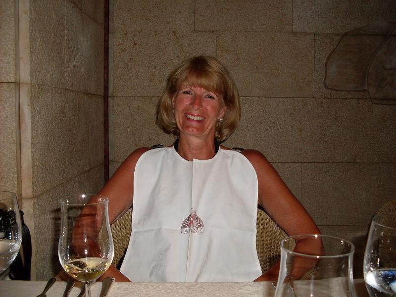 SDC11292.JPG - Gabi mit Lätzchen im Restaurant Milan