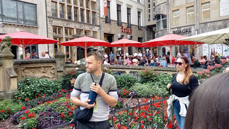 20230914_134115.jpg - Simon, unser Guide in Köln, im Hintergrund das "Früh", einer der großen Kölsch Häuser