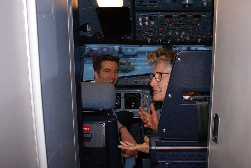 DSC04414.JPG - Thea durfte im Cockpit landen
