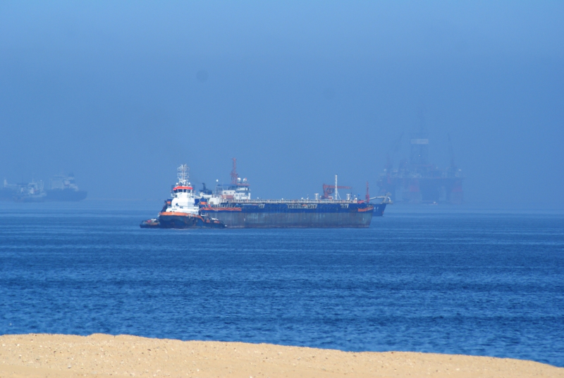 DSC01207.JPG - Tanker und �lplattformen vor der K�ste