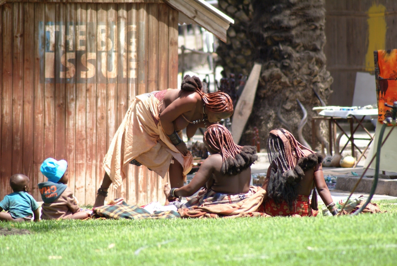 DSC01219.JPG - Himba Frauen mit Kinder