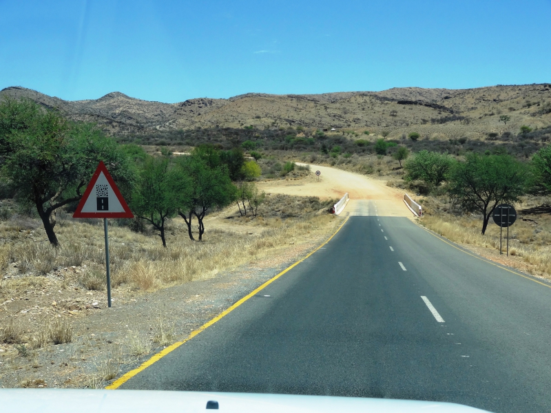 DSC09375.JPG - Hier geht das echte Namibia los