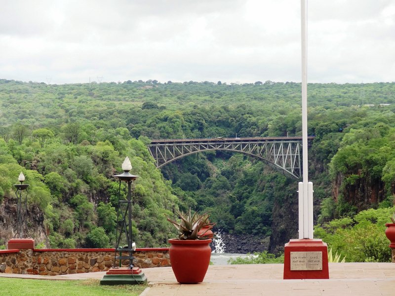 DSC03643.JPG - Victoria Falls, Brücke über den Zambesi