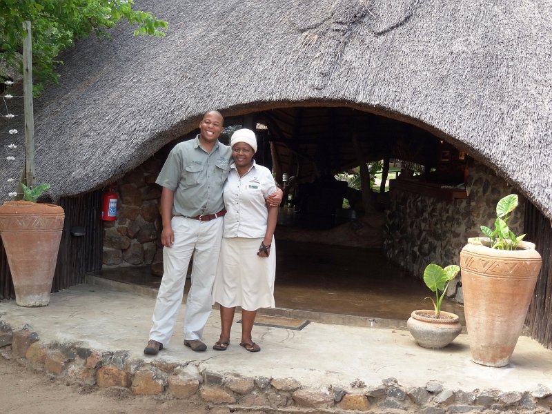 DSC03790.JPG - Eugene mit Kollegin in der Elephant Valley Lodge
