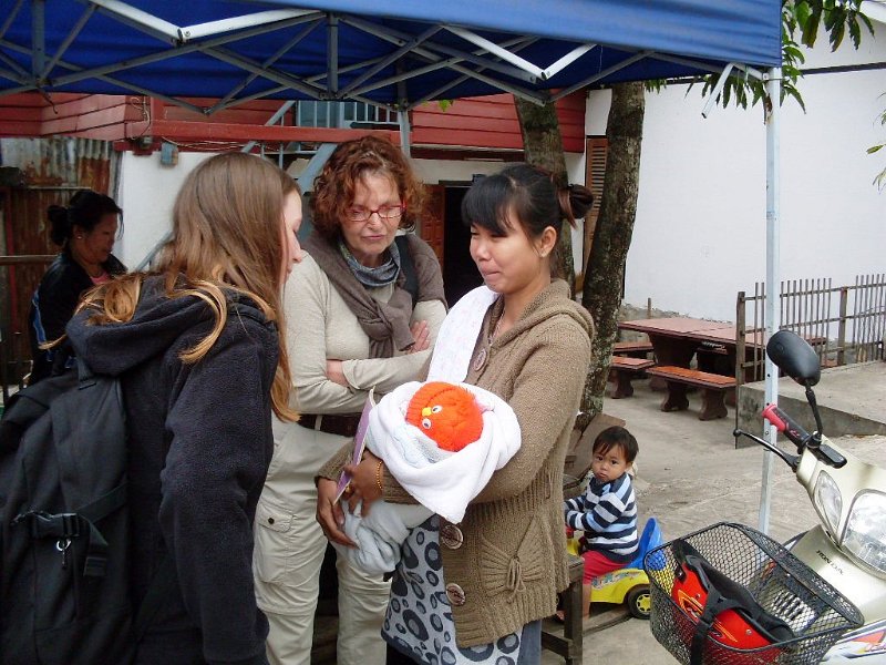 SDC12877.JPG - Elena, Brigitte, die Frau von Vanhphenh mit Neugeborenem