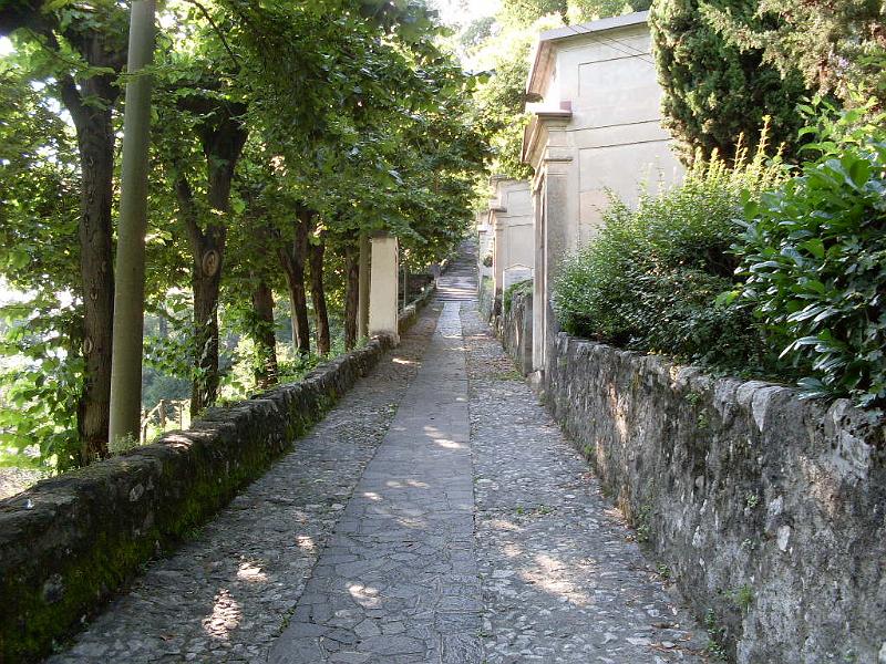 SDC11127.JPG - Weg zur Burg mit Kapellen (rechts)