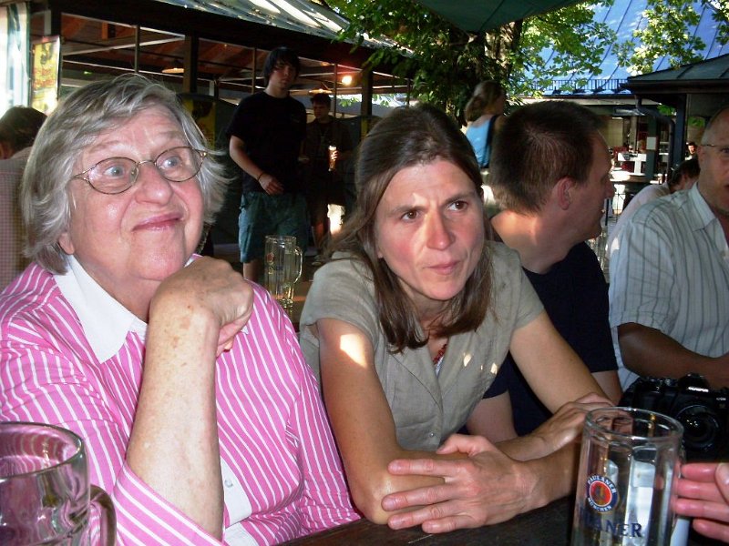 SDC12488.JPG - Abends im Seehaus am Kleinhesseloher See (Biergarten)